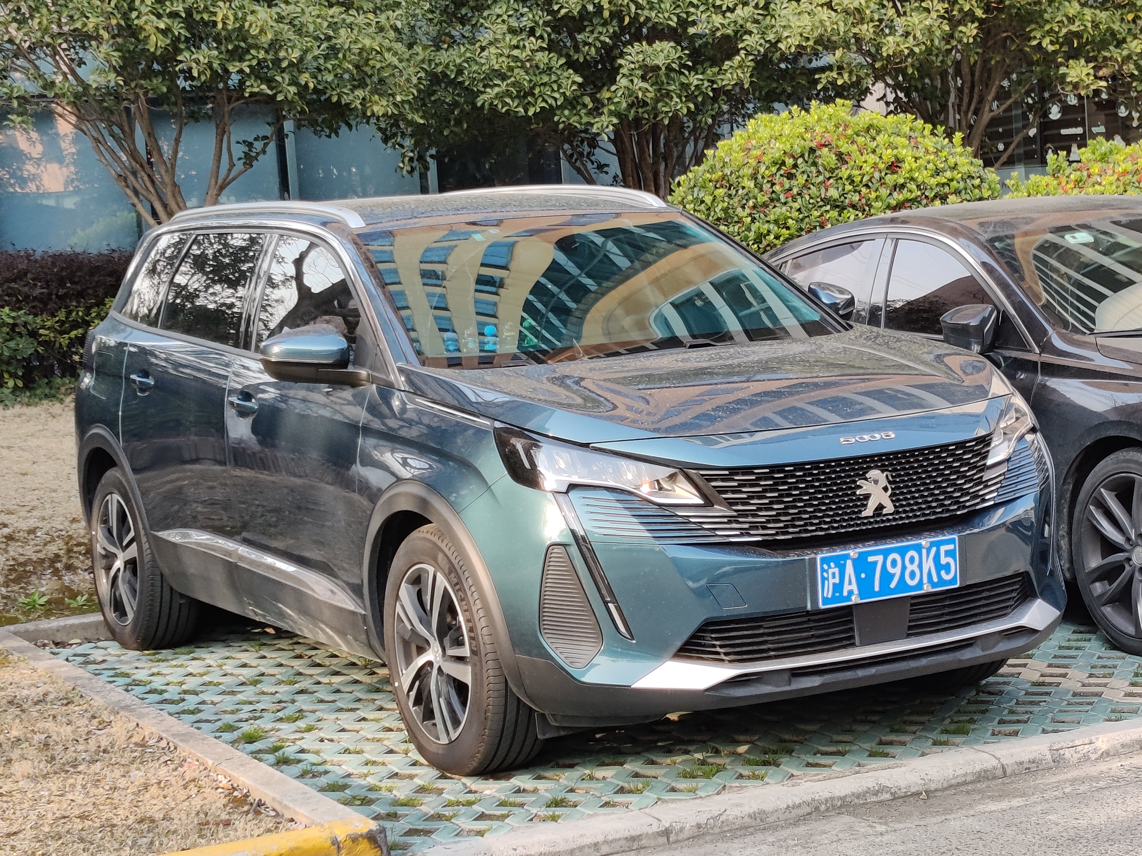 Peugeot e-5008